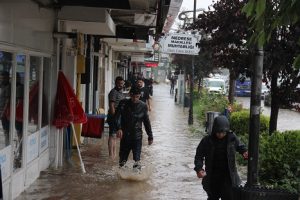 VİDEOLU HABER: Caddeler ve kampüs yolu göle döndü, esnaf isyan etti