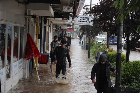 VİDEOLU HABER: Şiddetli sağanak cadde ve yolları göle çevirdi