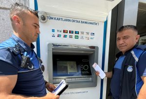 ATM’de unutulan 8 Bin lirayı zabıtaya teslim etti