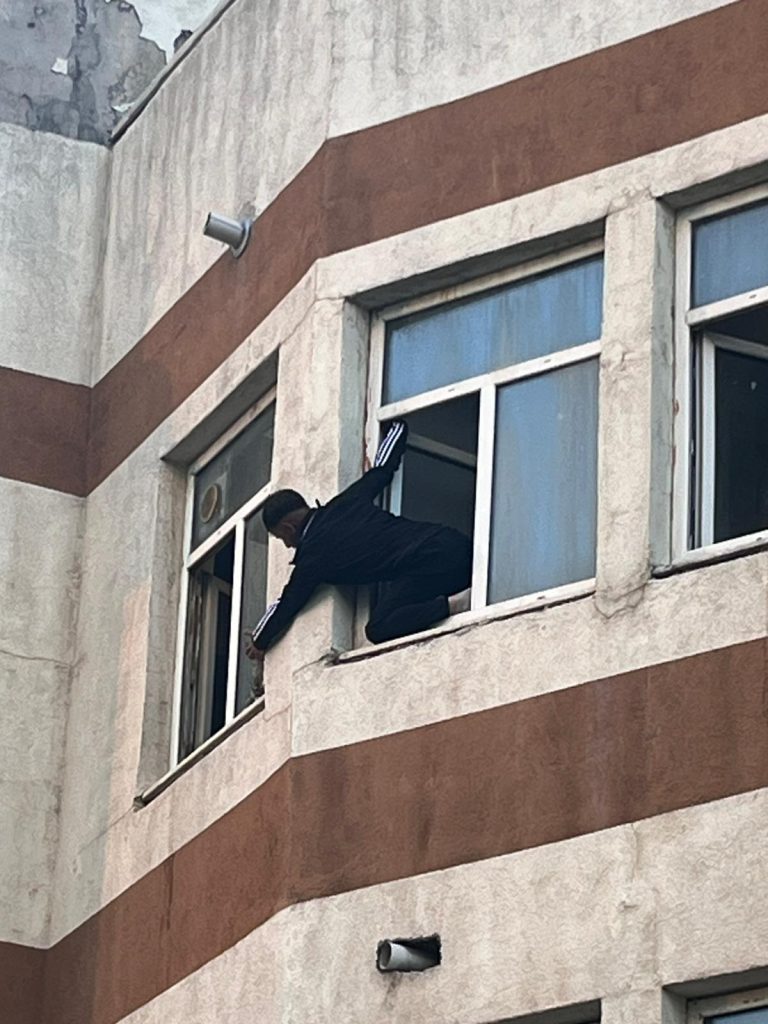 Tehlikeyi göze aldı minik kediyi kurtardı