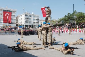 Bayraklar zafer için dalgalanacak