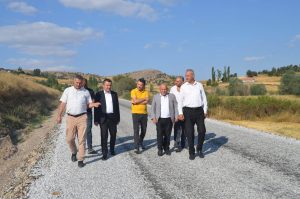 Köy yollarında asfalt çalışmaları sürüyor