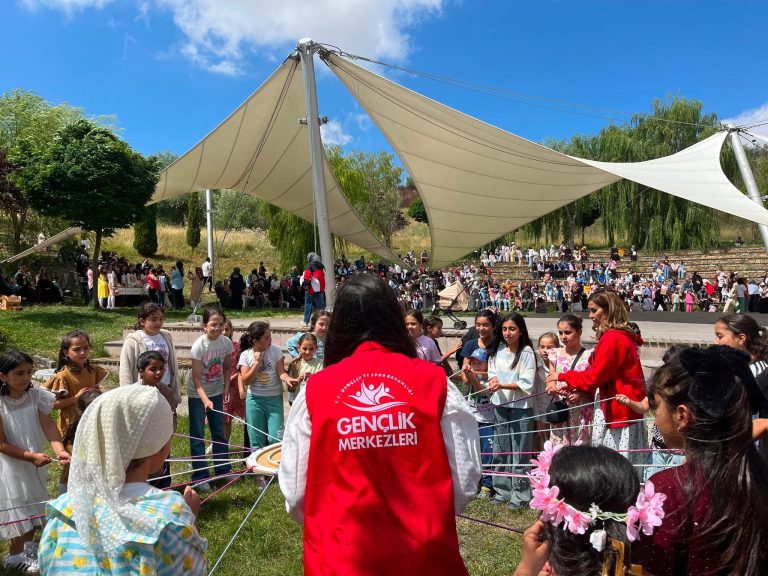 Gençler festivalde doyasıya eğlendi