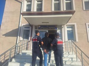 Aranan 3 şahıs jandarma ekiplerince yakalandı