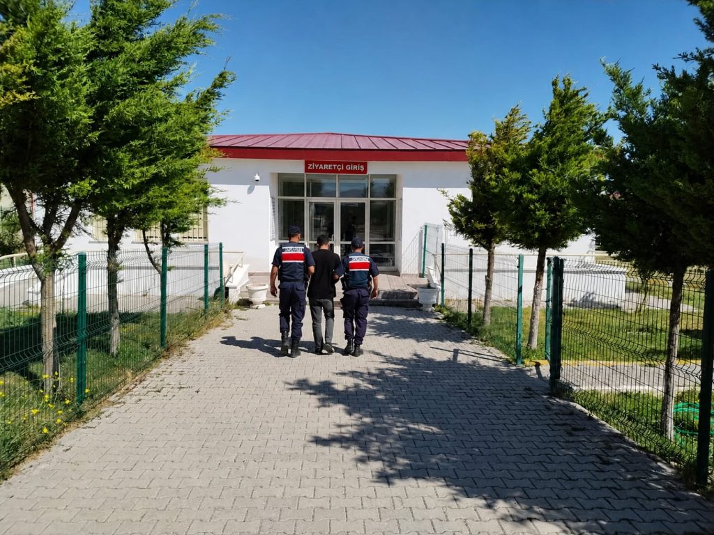 Jandarma operasyonunda aranan 2 şüpheli yakalandı