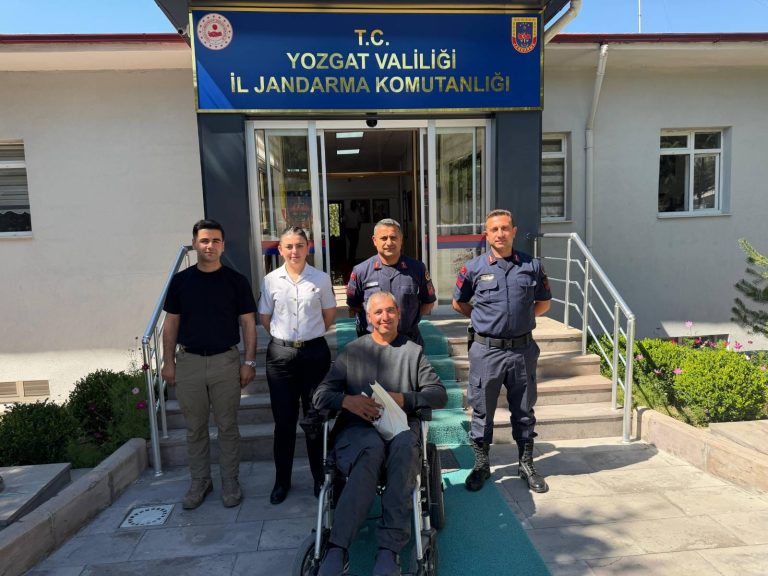 Engelli vatandaşa anlamlı jest