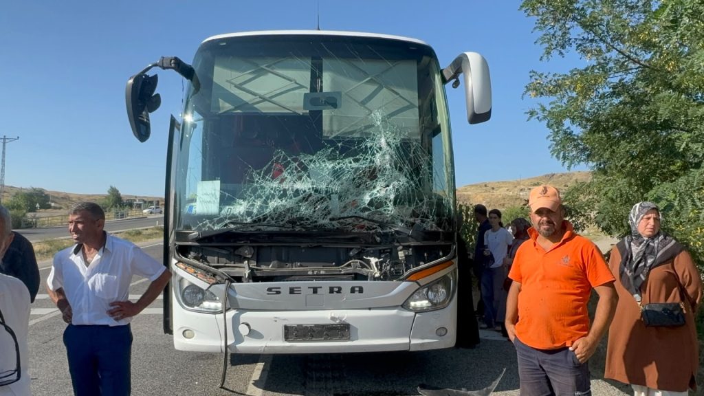 Korkutan Kaza: Traktör otobüsle çarpıştı