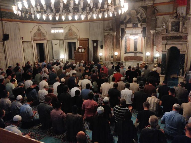 Kandil coşkusu camilere yansıdı