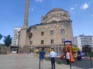 Abdülhamithan Camii’nde tadilat çalışmaları sürüyor