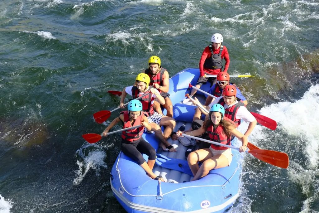 Gençler rafting ile doğayla buluştu
