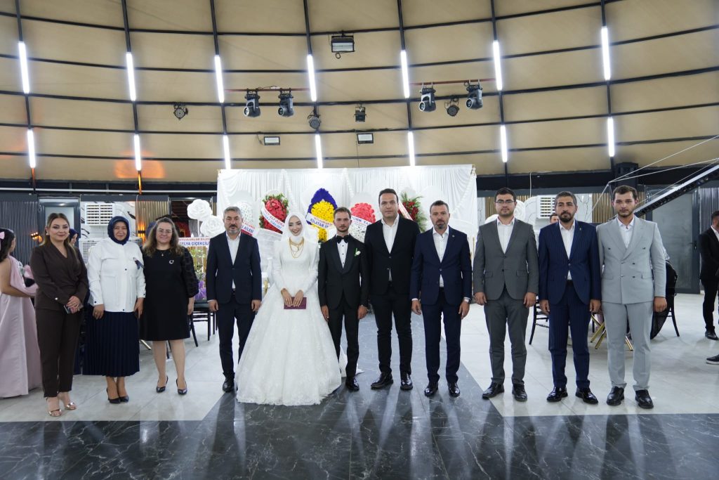 İbiş ve Şahan genç çiftin mutluluğuna ortak oldu