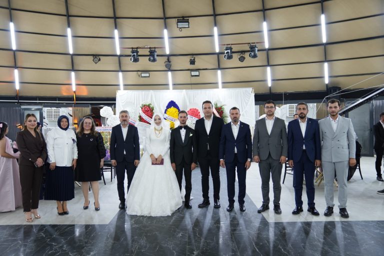İbiş ve Şahan genç çiftin mutluluğuna ortak oldu