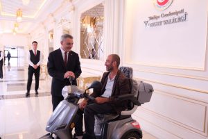 Yeni akülü aracına kavuştu