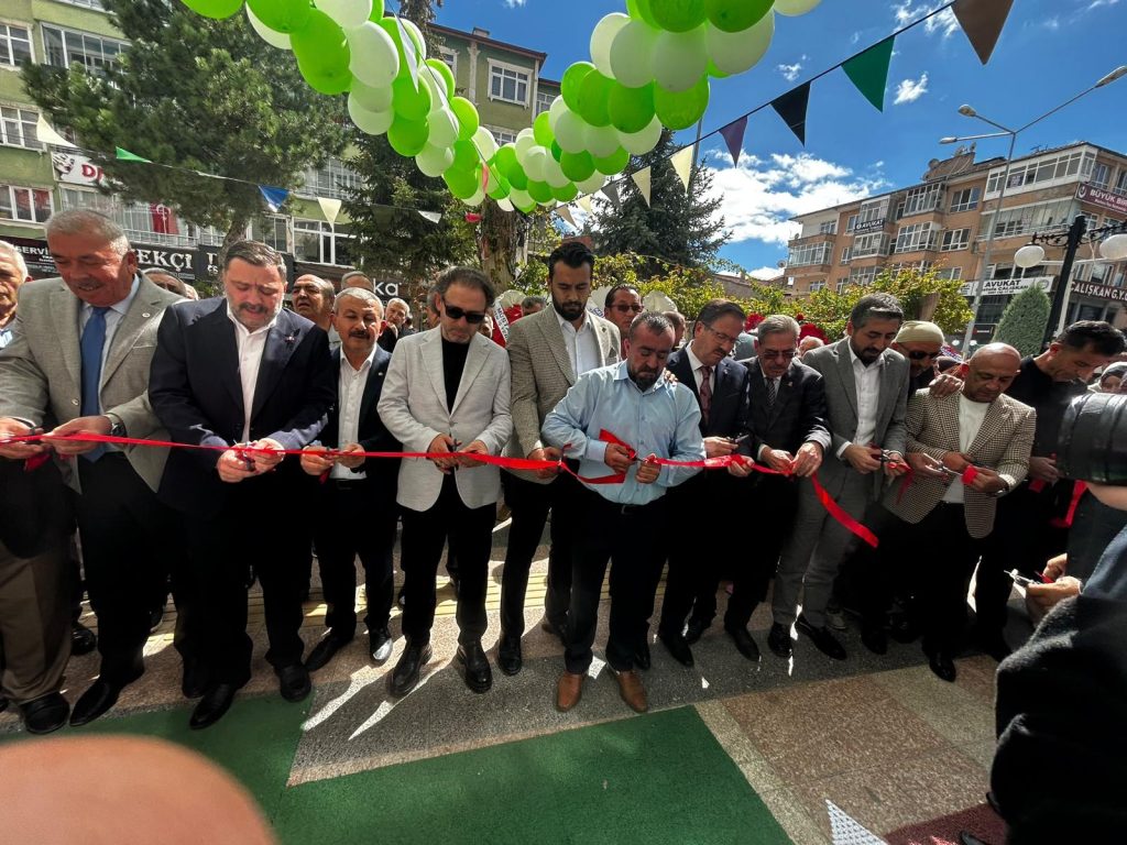 Siyasetçileri aynı masada buluşturan açılış