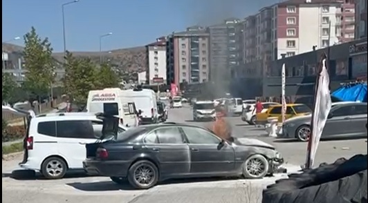 Kaza sonrası araç alev aldı