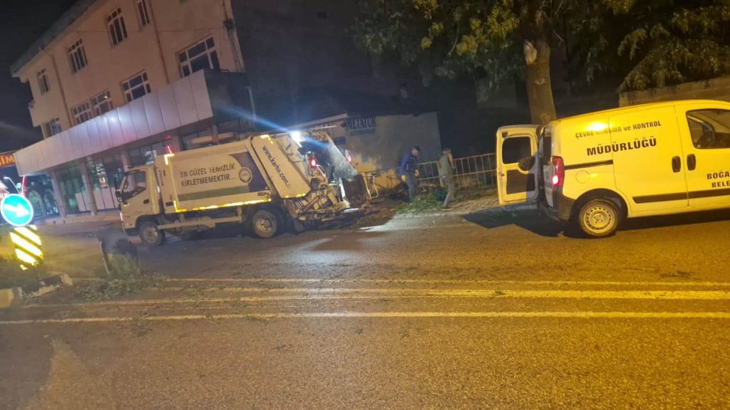 Yağış sonrası ekipler gece boyu sahadaydı