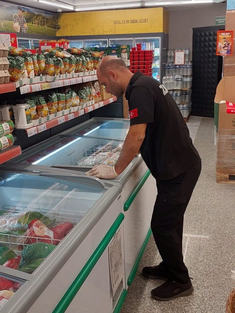 Ekipler rafları tek tek kontrol etti