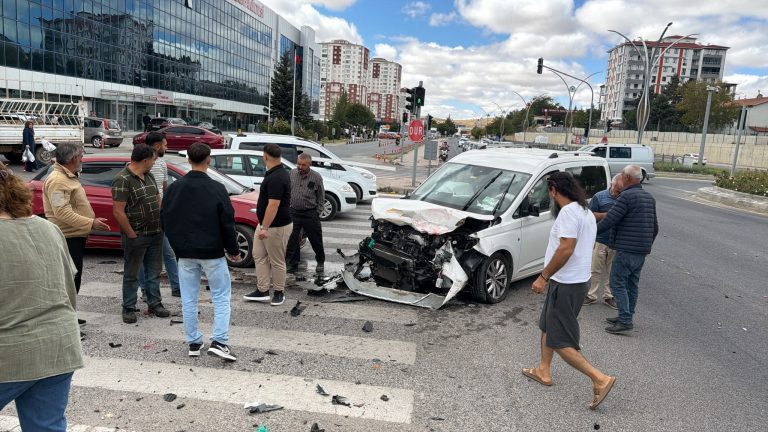 Adliye Kavşağı’nda yine kaza