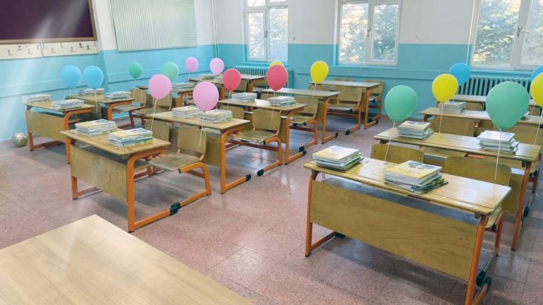 Ders kitapları sıralardaki yerini aldı