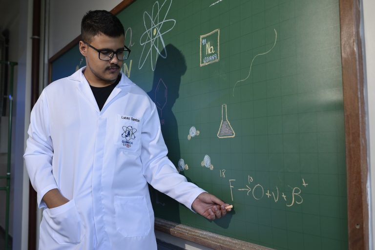 Öğretmen önlüklerinde standartlar belirlendi