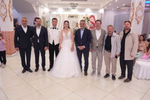 Özkan ve Şahan genç çifti yalnız bırakmadı