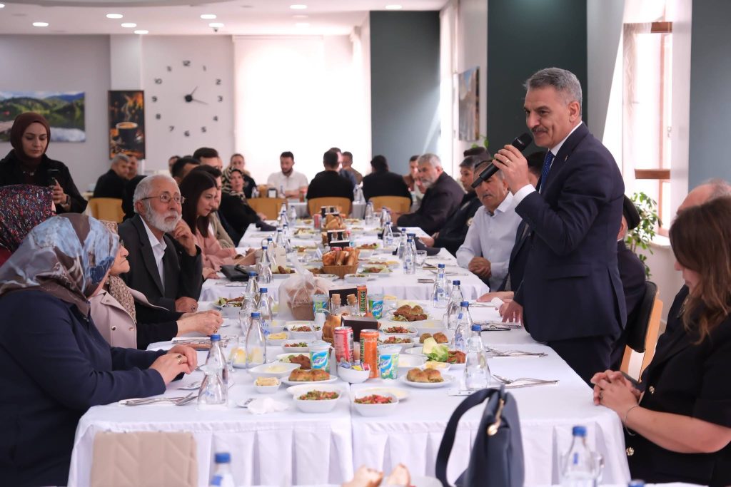 Vali Özkan ailelerle tek tek ilgilendi