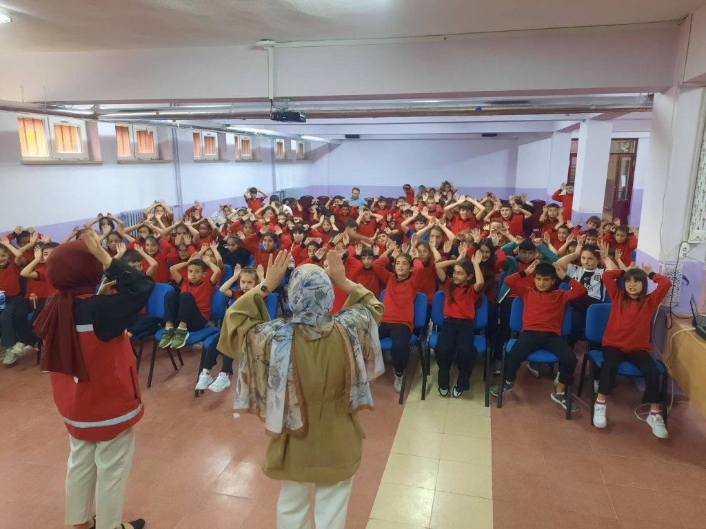 Öğrencilere işaret dili eğitimi