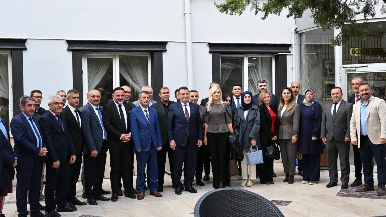Yaşar, okul müdürleriyle istişarelerini sürdürüyor