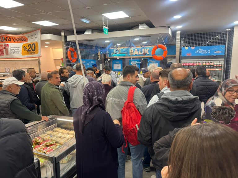 Palamut 40 liraya düştü uzun sıra kuyrukları oluştu