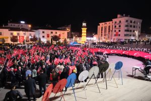 Cumhuriyet coşkusu geceye taşındı