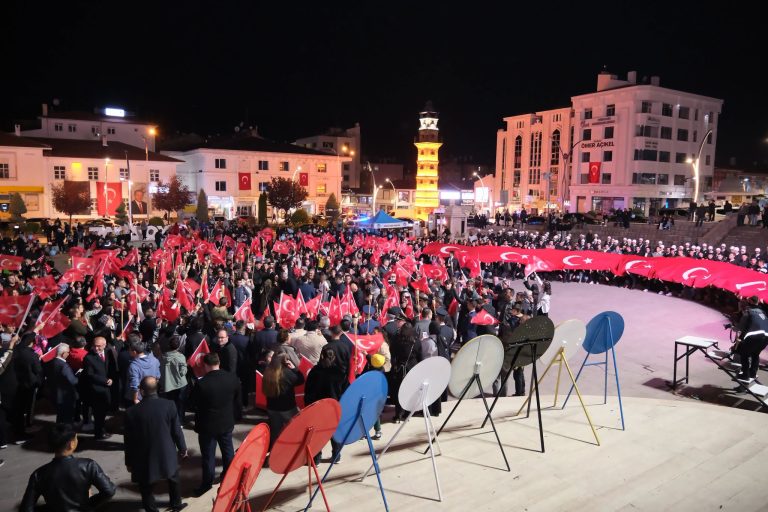 Cumhuriyet coşkusu geceye taşındı