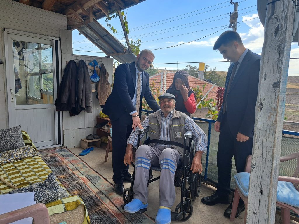 Tekerlekli sandalyesine kavuştu