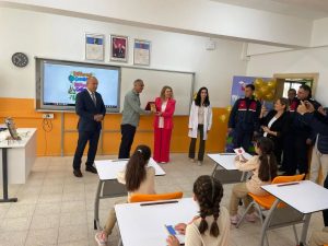 Köy okuluna modern İngilizce sınıfı