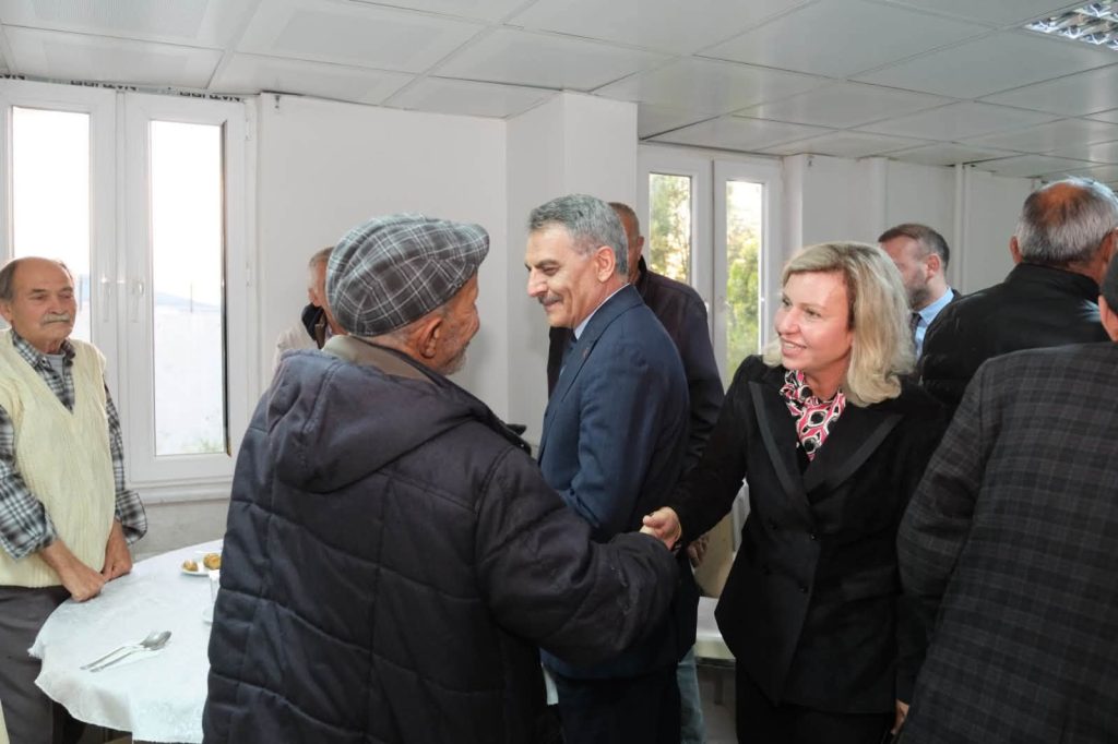 Özkan çifti yaşlıların gönüllerini aldı