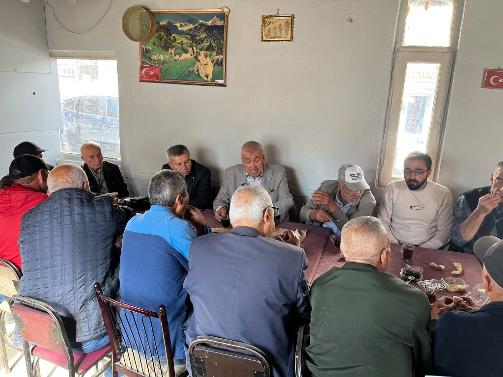 Yaşar, işçi durağında emekçilerle buluştu
