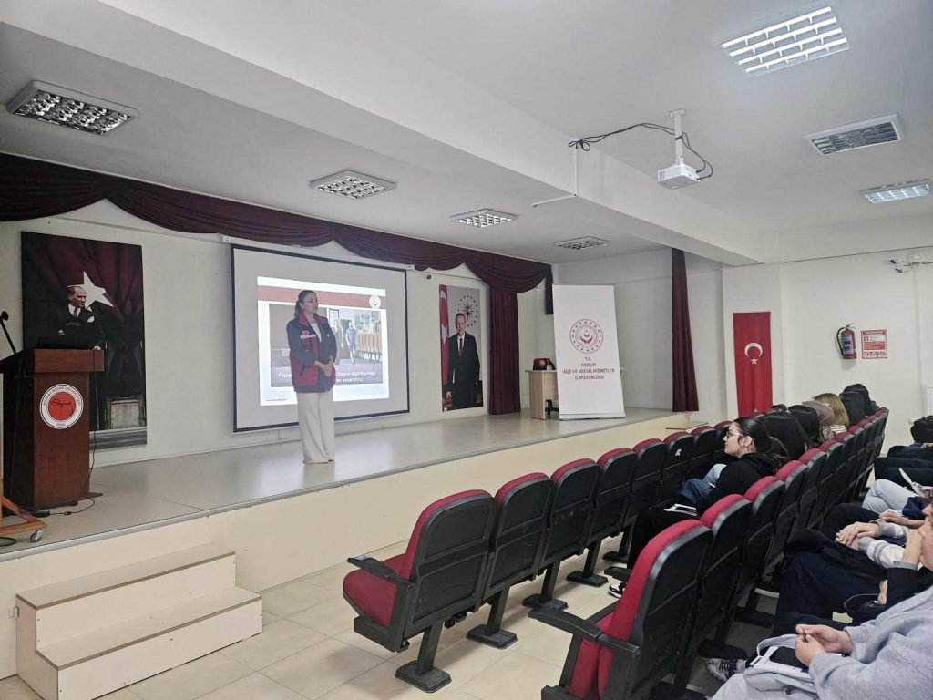 Üniversite öğrencilerine aile eğitimi