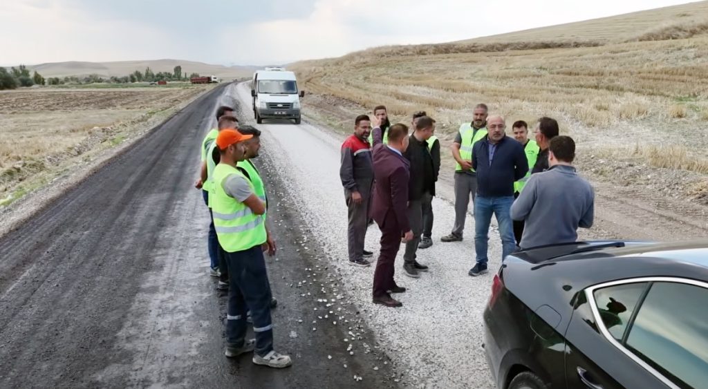 İki köyün grup yolunda asfalt mesaisi
