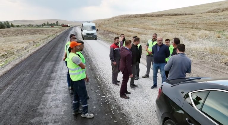 İki köyün grup yolunda asfalt mesaisi